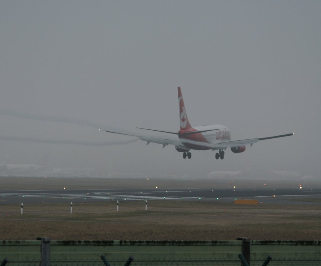 Berlin-Tegel im Nebel. Air Berlin B 737-76Q D-ABAB bei der Landung am 20.03.2011