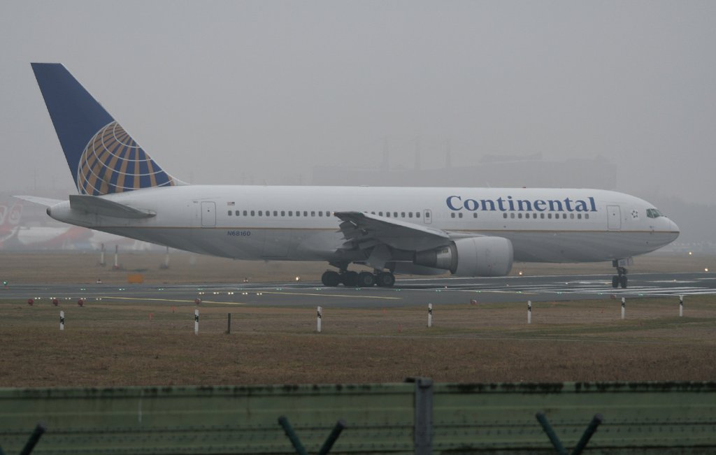 Berlin-Tegel im Nebel. Continental Airlines B 767-224(ER) N68160 am 20.03.2011