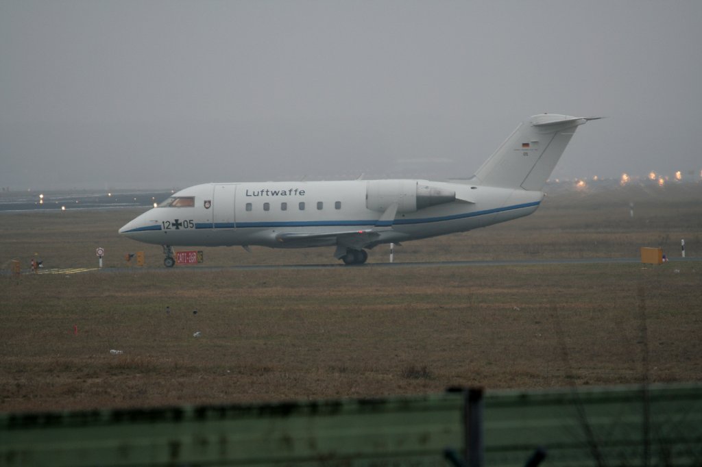 Berlin-Tegel im Nebel. Germany Air Force Canadair Challenger 601 12+05 am 20.03.2011