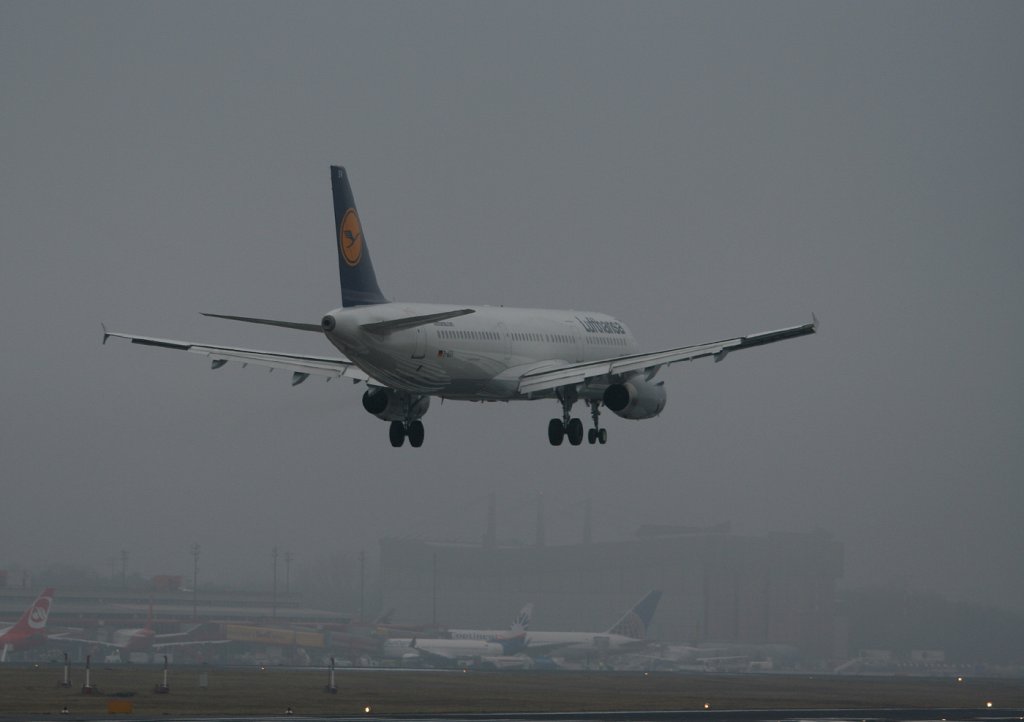 Berlin-Tegel im Nebel. Lufthansa A 321-231 D-AISH bei der Landung am 20.03.2011