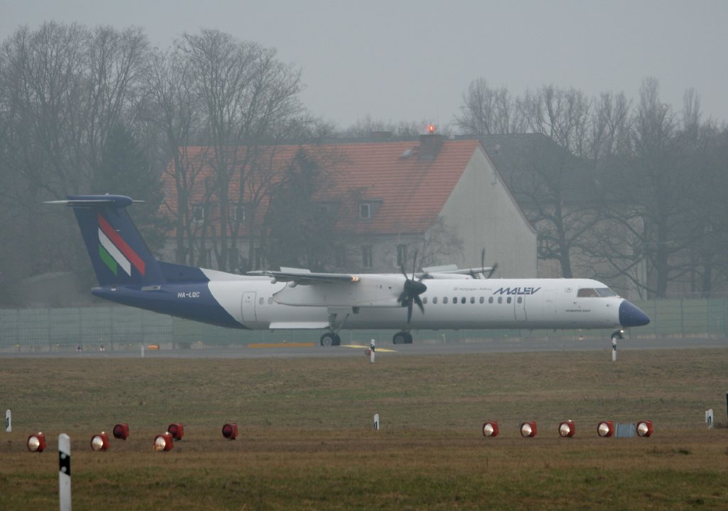 Berlin-Tegel im Nebel. Malev De Havilland Canada DHC-8-402Q HA-LQC am 20.03.2011