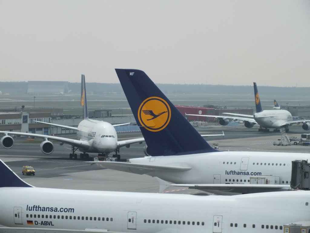 Betrieb am Frankfurter Flughafen: Airbus A380-800  New York  (Rechts); A380  Peking  (links oben); A380-800  Zrich  (Leitwerk) und Boeing 747-400 (D-ABVL); 06.04.12