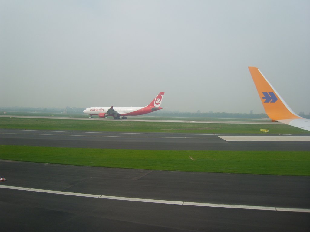 Blick auf eine Air Berlin, A330-200, Kennung nicht erkennbar aus einer B737-8K5 von TUIfly (later KLM), D-ATUF.