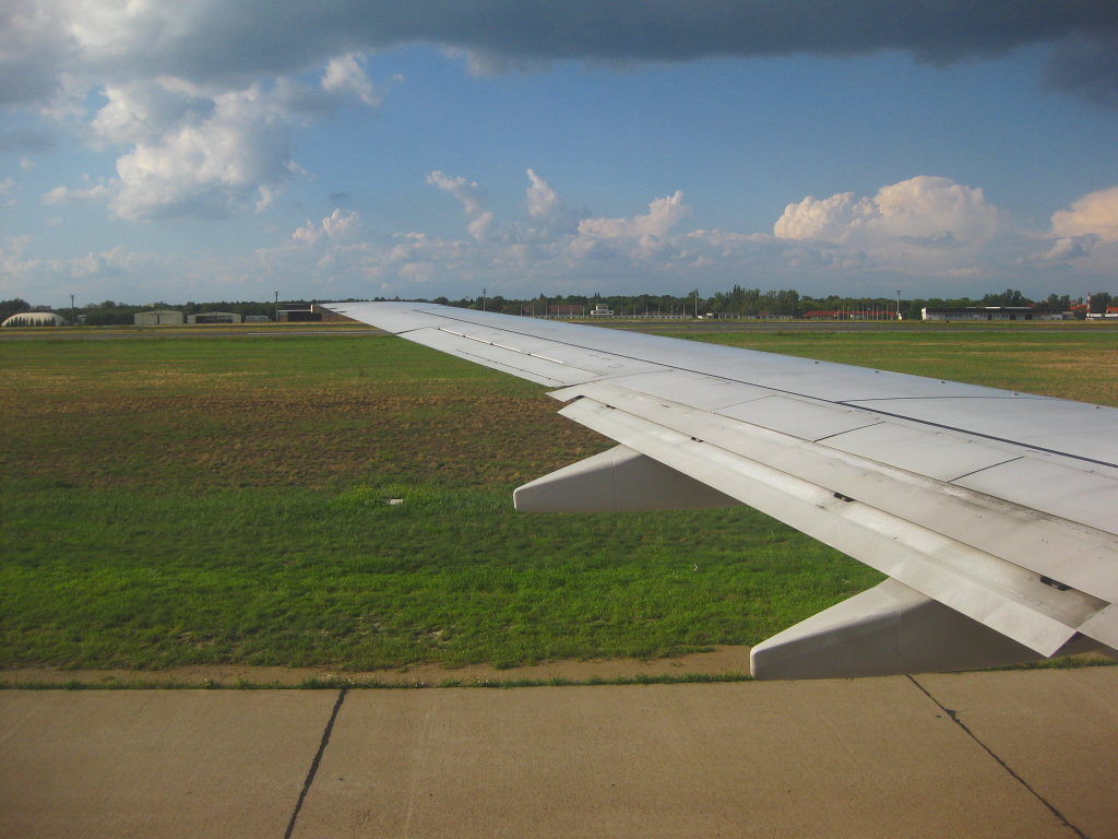 Blick aus der Air Berlin-Boeing 737-700 D-AGES vor dem Start von Berlin-Tegel auf den Taxiway (19.08.10)