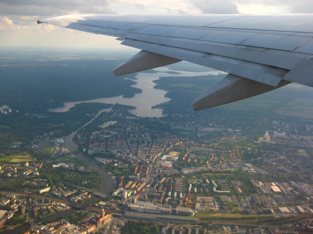 Blick aus der Air Berlin-Boeing 737-75B kurz nach dem Take-off von Berlin-Tegel auf Berlin und den Wannsee im Hintergund (19.08.10)
 