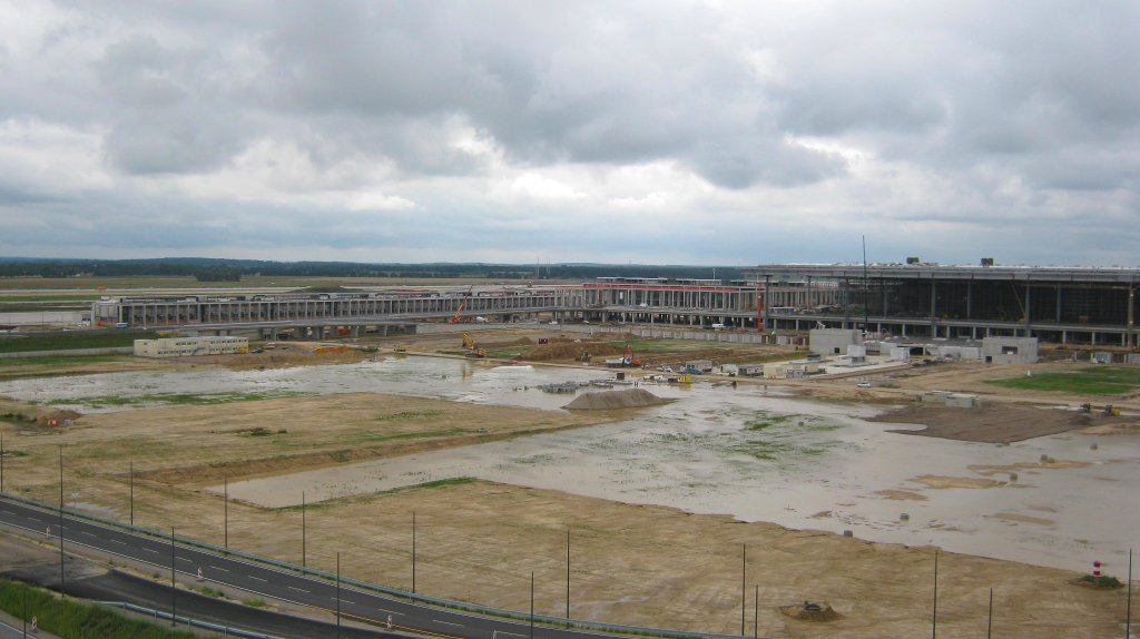 Blick vom BBI-Infotower auf die Grobaustelle des  Willy Brandt -Airport (17.08.10)

