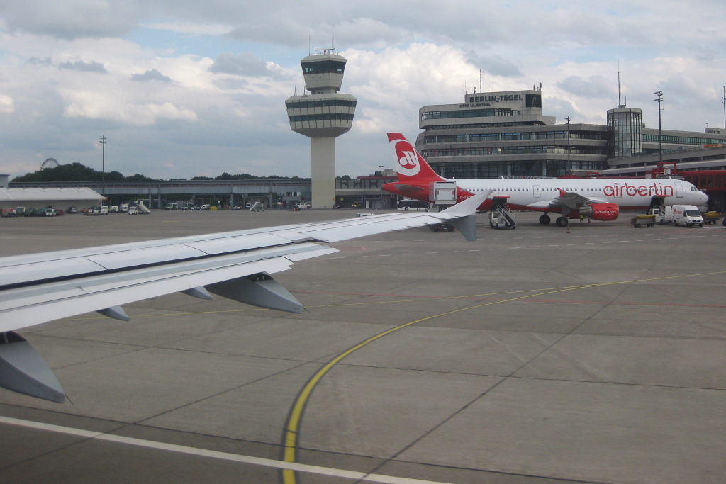 Blick beim Taxiing auf den Tegeler Flughafen am 21.06.11 aus dem Airbus A321-200 D-AISU der Lufthansa.