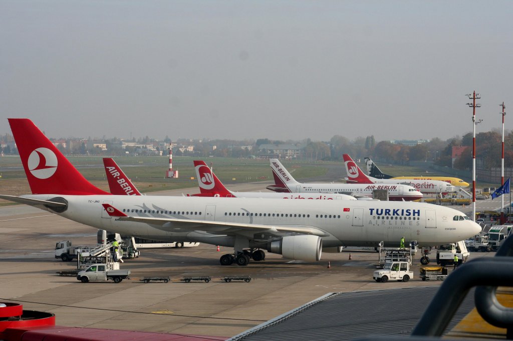Blick von der Besucherterrasse des Flughafens Berlin-Tegel am 01.11.2009