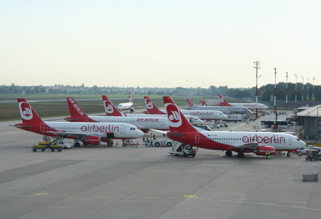 Blick von der Besucherterrasse des Flughafens Berlin-Tegel am Morgen des 22.05.2012