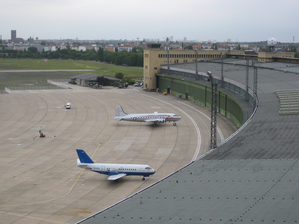 Blick vom Dach des Airport Tempelhof aufs Vorfeld (10.09.09)