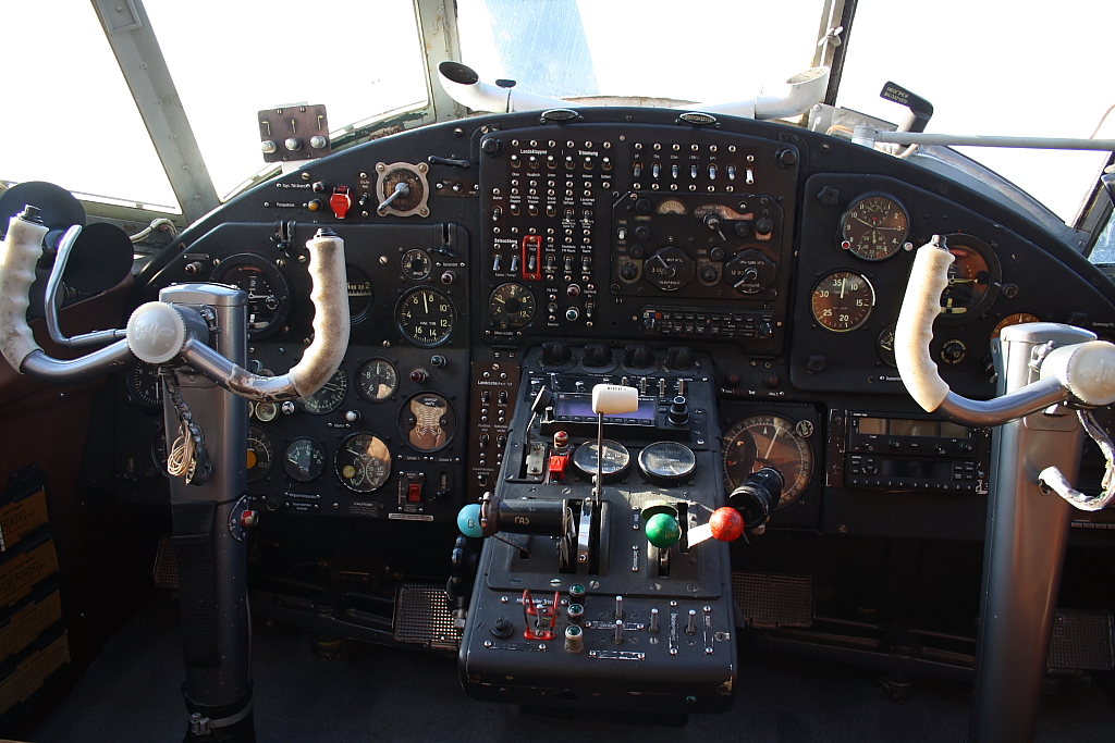 Blick ins Cockpit der Antonov AN-2, die beim Flugplatzfest Karlsruhe-Forchheim am 18.September 2010 fr Rundflge genutzt wurde