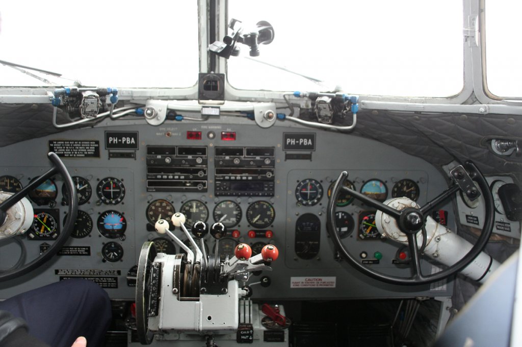 Blick ins Cockpit der Dutch Dakota Association DC-3, PH-PBA beim Publikumstag auf dem BER am 13.05.2012
