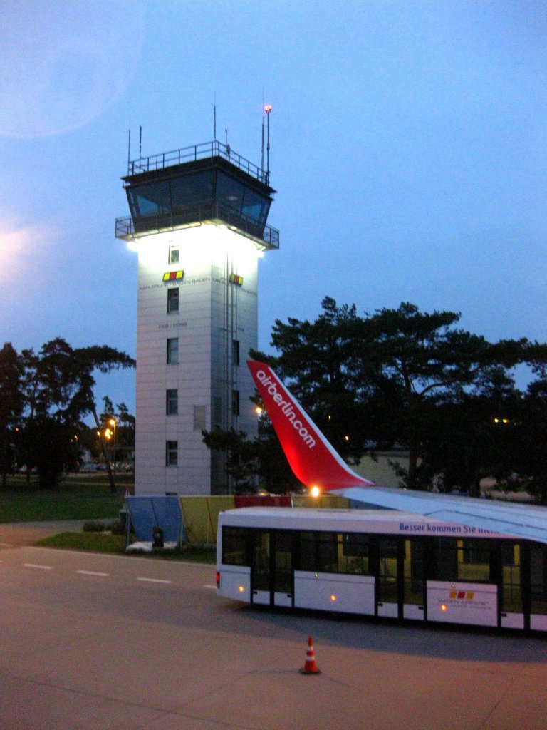 Blick kurz vor dem Startup in Karlsruhe/Baden-Baden aus einer Airberlin-Boeing 737-700 auf den Tower (16.08.10)