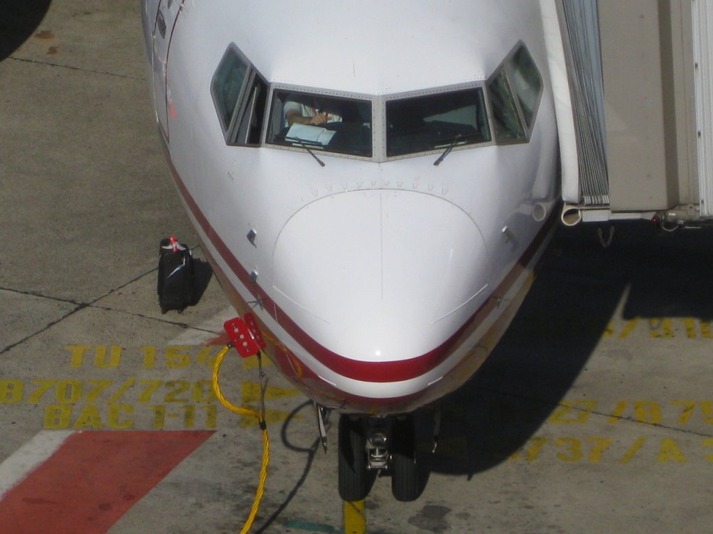 Blick von der Tegeler Besucherterasse in das Cockpit einer Boeing 737-800 von Air Berlin (09.09.09)