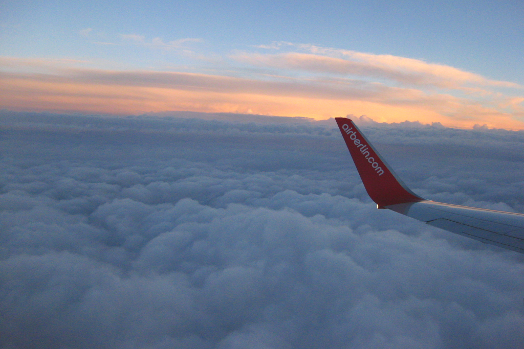 Blick ber den Wolken am Morgen des 16. August 2010 aus einer Air Berlin-Boeing 737-700  