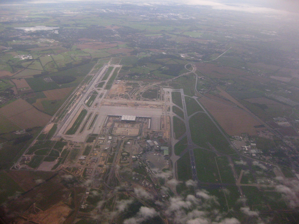 Blick whrend des Landeanflugs auf den Flughafen Berlin-Tegel, der bald Geschichte sein wird, auf den neuen groen Flughafen Berlin-Brandenburg Interntional  Willy Brandt  aus einer Air Berlin-Boeing 737-700 am 16.08.10