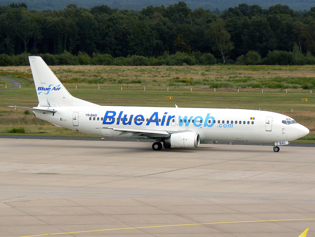 Blue Air B737-400 YR-BAD auf dem Taxiway zur 14L in CGN / EDDK / Köln Bonn am 19.08.2007