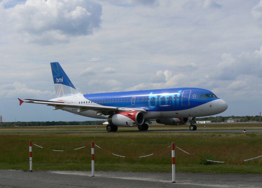 BMI A 319-131 G-DBCK auf dem Weg zum Start in Berlin-Tegel am 27.05.2011