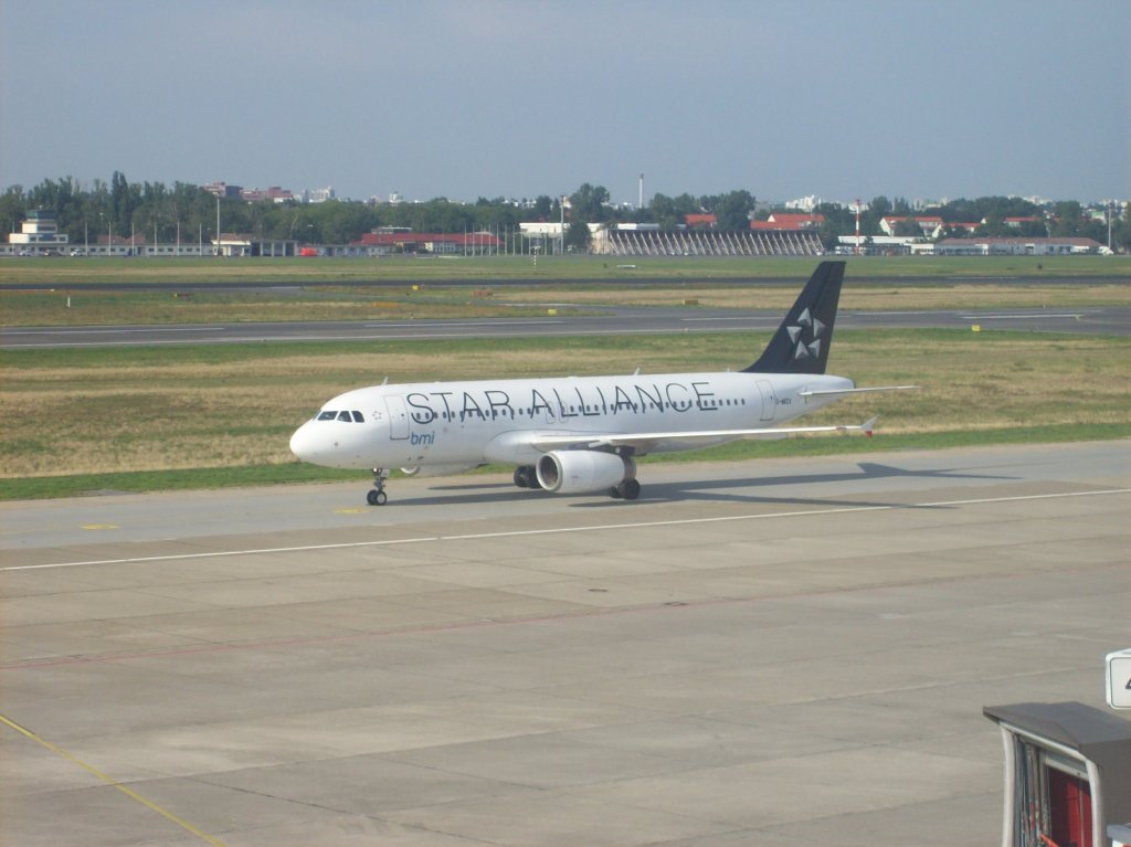 BMI (British Middle International)
Typ:Airbus A320
Flughafen:TXL
Kennung:G-MIDX
Datuum:1.8.2011