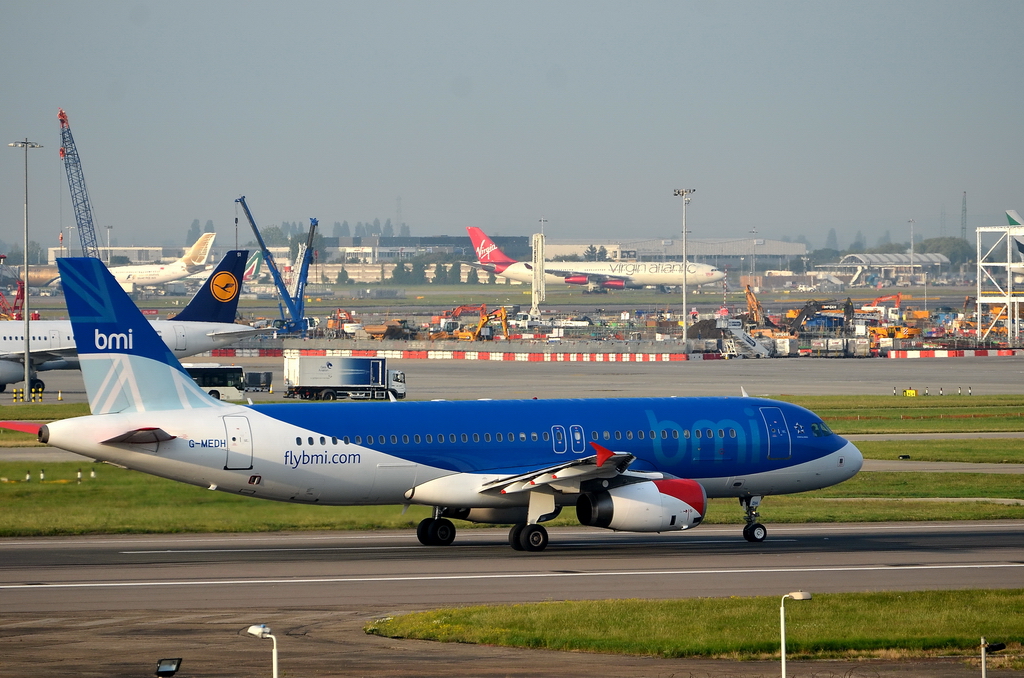 BMI British Midland, G-MEDH, Airbus A320-232. Ein wunderschnes Blau mit roten kleinen Teilen, mir gefllts. 31.7.2011