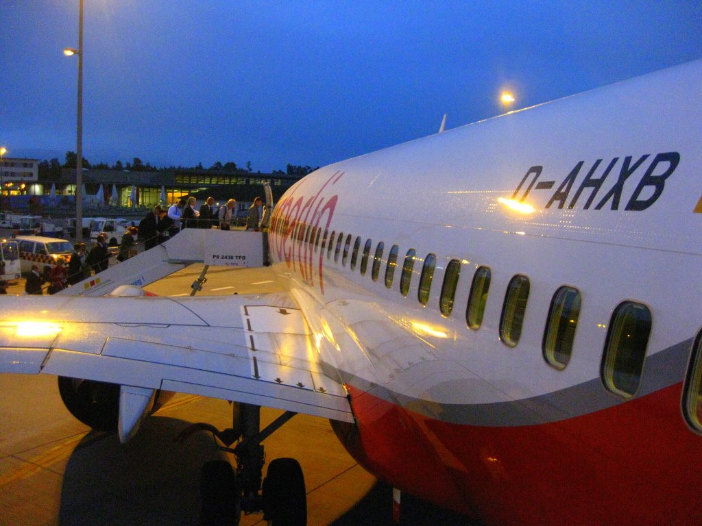 Boardingtime: Das Einsteigen der Passagiere in die Air Berlin-Boeing 737-700 D-AHXB auf dem Baden-Airpark am 16.08.10