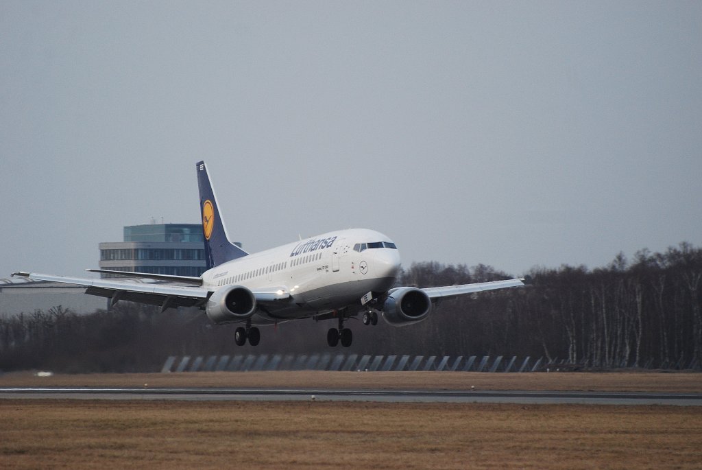 Boeing 737-300 der Lufthansa bei der Landung in Hamburg Fuhlsbttel am 12.03.11