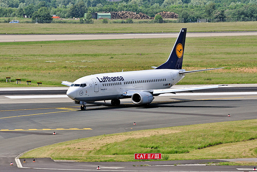Boeing 737-300 der Lufthansa, D-ABEK, auf dem Rollweg in Dsseldorf - 07.06.2010