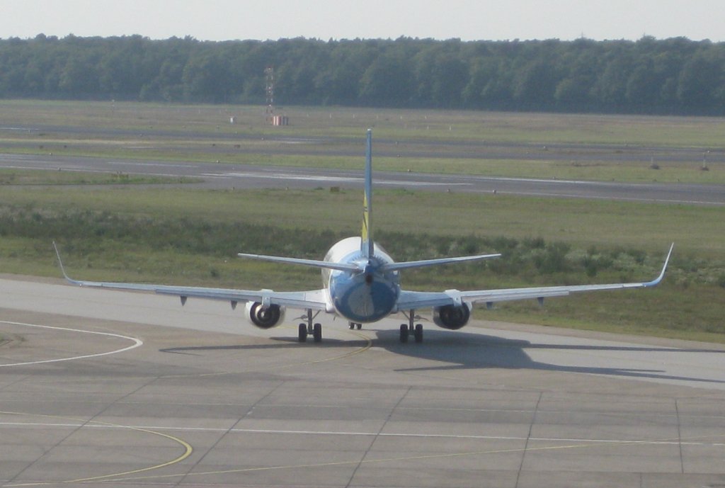 Boeing 737-300 der Ukraine International Airlines beim Taxiing in Berlin-Tegel