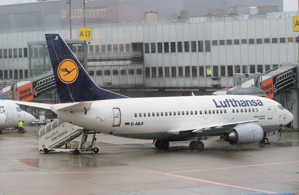 Boeing 737-500 D-ABJI der Lufthansa bei Regenwetter am Gate A15 in Dsseldorf - 06.10.2006