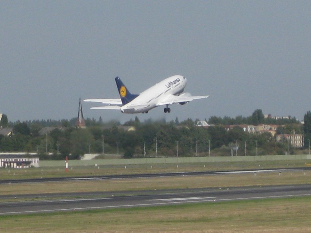 Boeing 737-500 der Lufthansa beim Start auf dem Berliner Flughafen Tegel