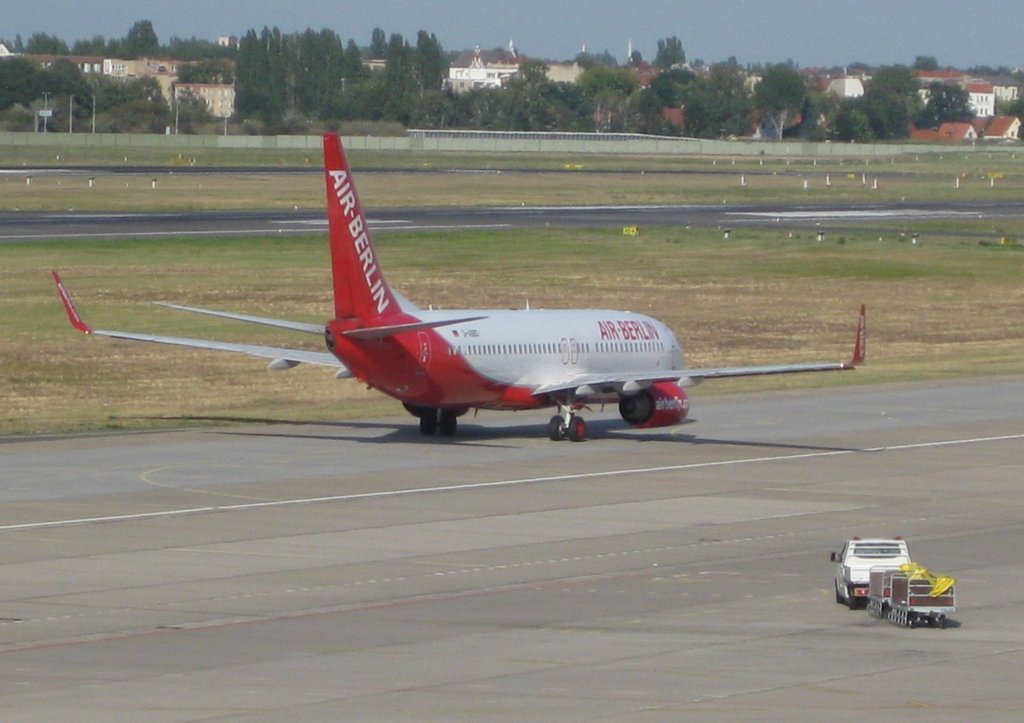 Boeing 737-700 der Air Berlin vor dem Start in Berlin-Tegel  Otto Lilienthal 