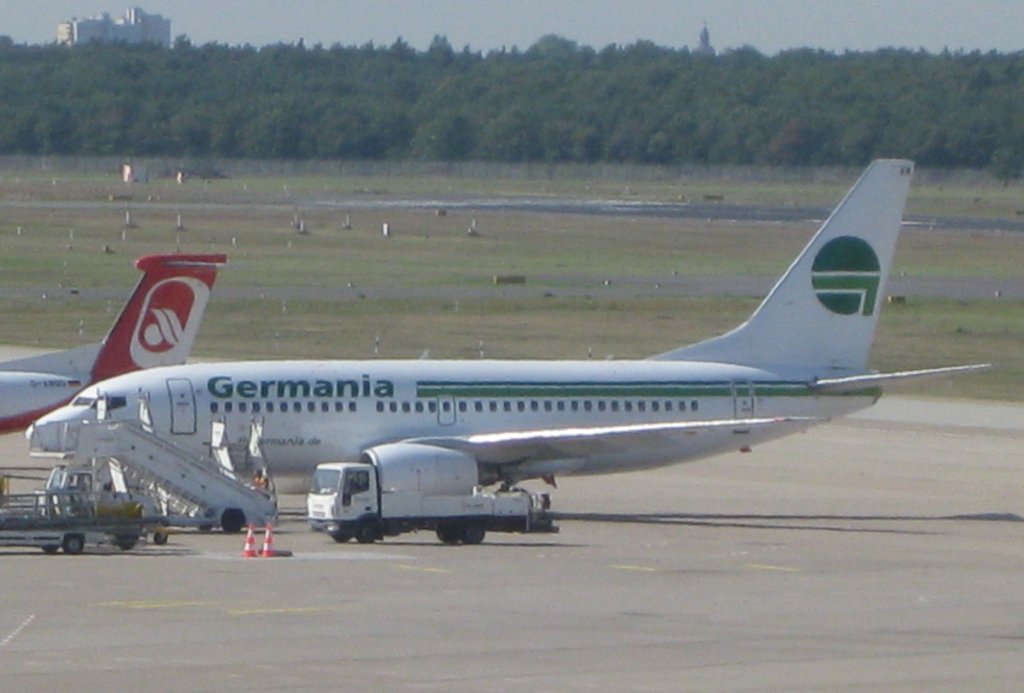 Boeing 737-700 der Germania auf dem Flughafenvorfeld in Berlin-Tegel
