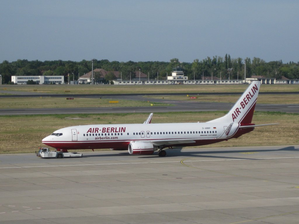 Boeing 737-800 der Air Berlin mit der Kennung D-ABBP beim Push-back in Berlin-Tegel