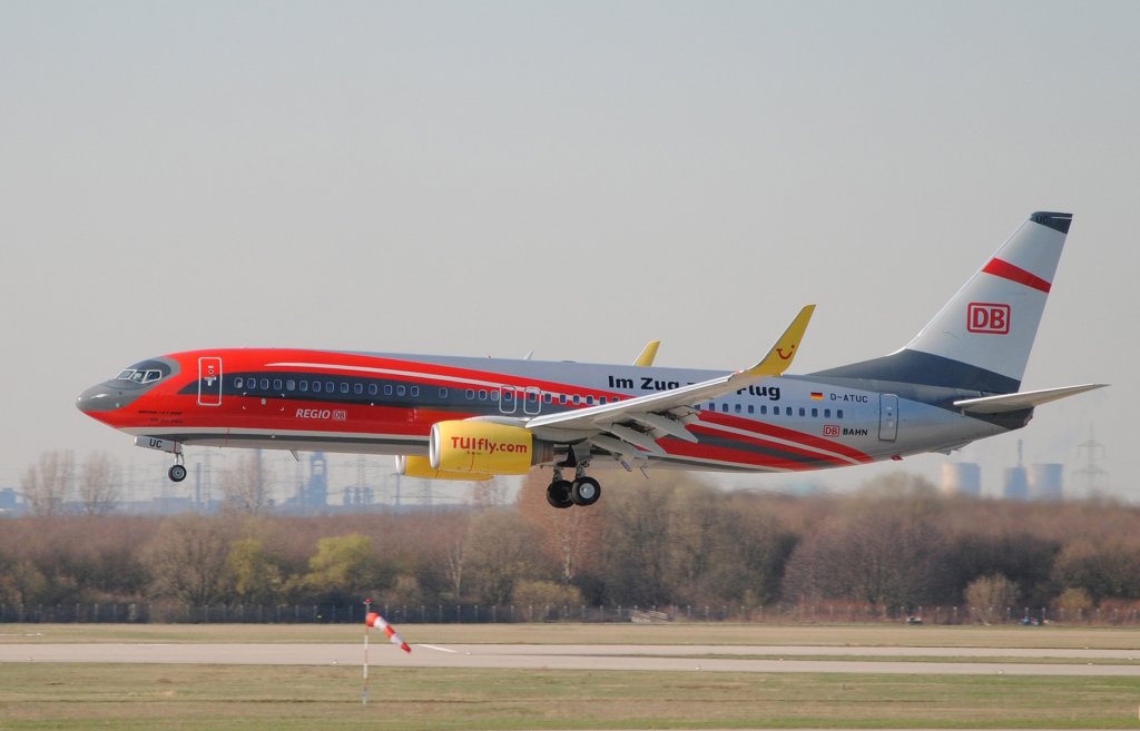 Boeing 737-800 D-ATUC von Tuifly mit DB Regio Anstrich am 20.03.2011 am Dsseldorfer Flughafen