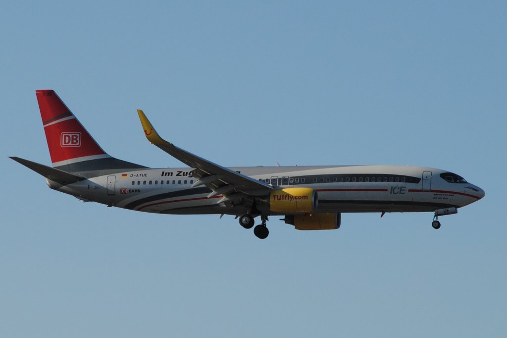 Boeing 737-800 D-ATUE von Tuifly mit DB Fernverkehr Werbung im Anflug auf Dsseldorf am 06.03.2011 