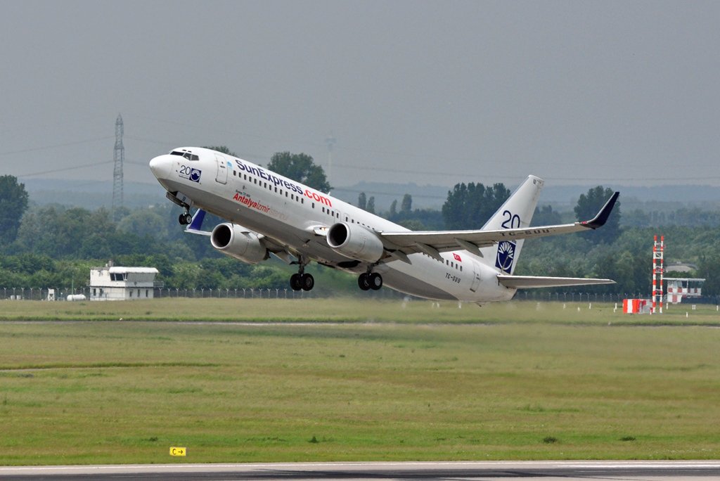 Boeing 737-800 der Sun Express ( TC-SUU ) kurz nach dem Abheben in Dsseldorf - 07.06.2010