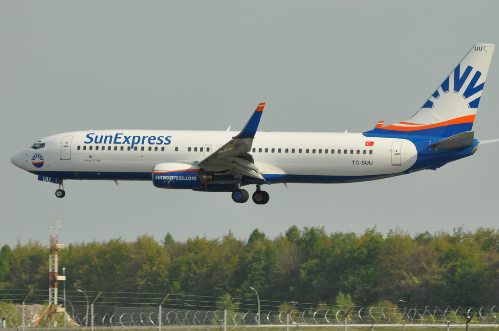 Boeing 737-800 TC-SUU im Landeanflug in Luxemburg Bahn 06
