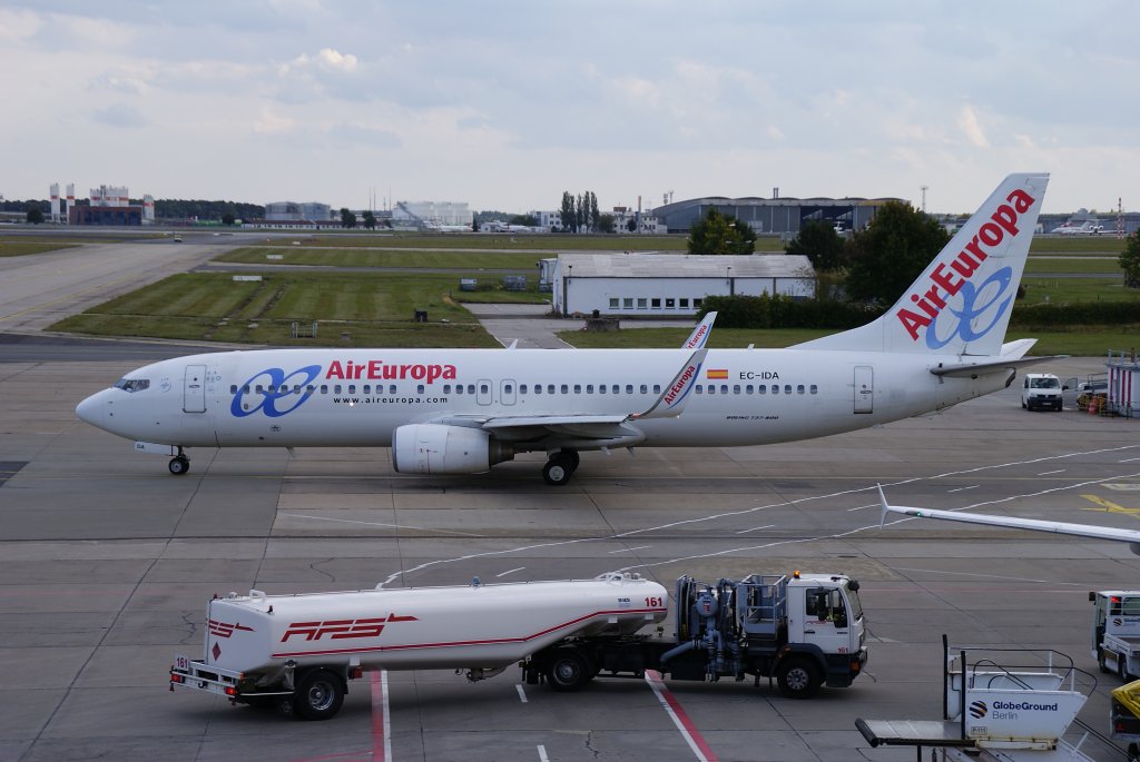Boeing 737-800WL (EC-IDA) der spanischen AirEuropa rollt zur Startbahn auf dem Flughafen Berlin-Schnefeld am 29.09.2012