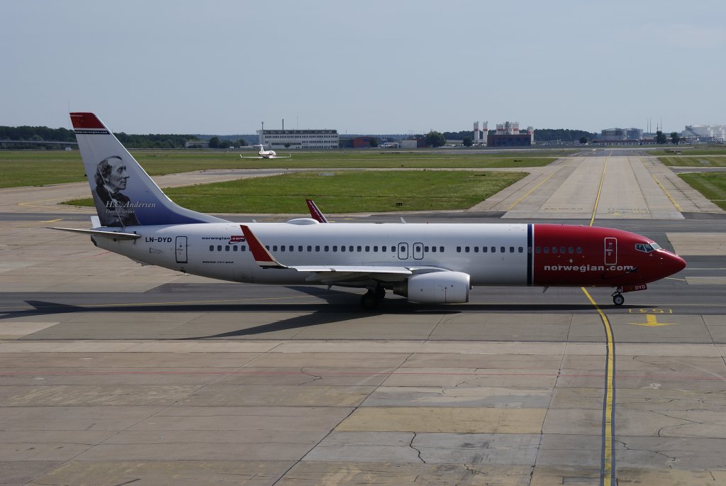 Boeing 737-800WL (LN-DYD, H.C.Andersen) der norwegischen Norwegian-Airshuttle
rollt zur Startbahn auf dem Flughafen Berlin-Schnefeld am 18.08.2012