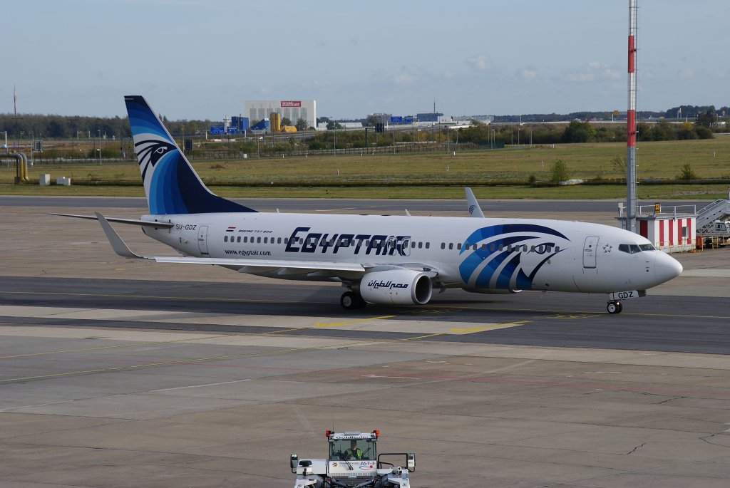 Boeing 737-800WL (SU-GDZ) der arabischen EgyptAir rollt zur Startbahn auf dem Flughafen Berlin-Schnefeld am 13.10.2012
