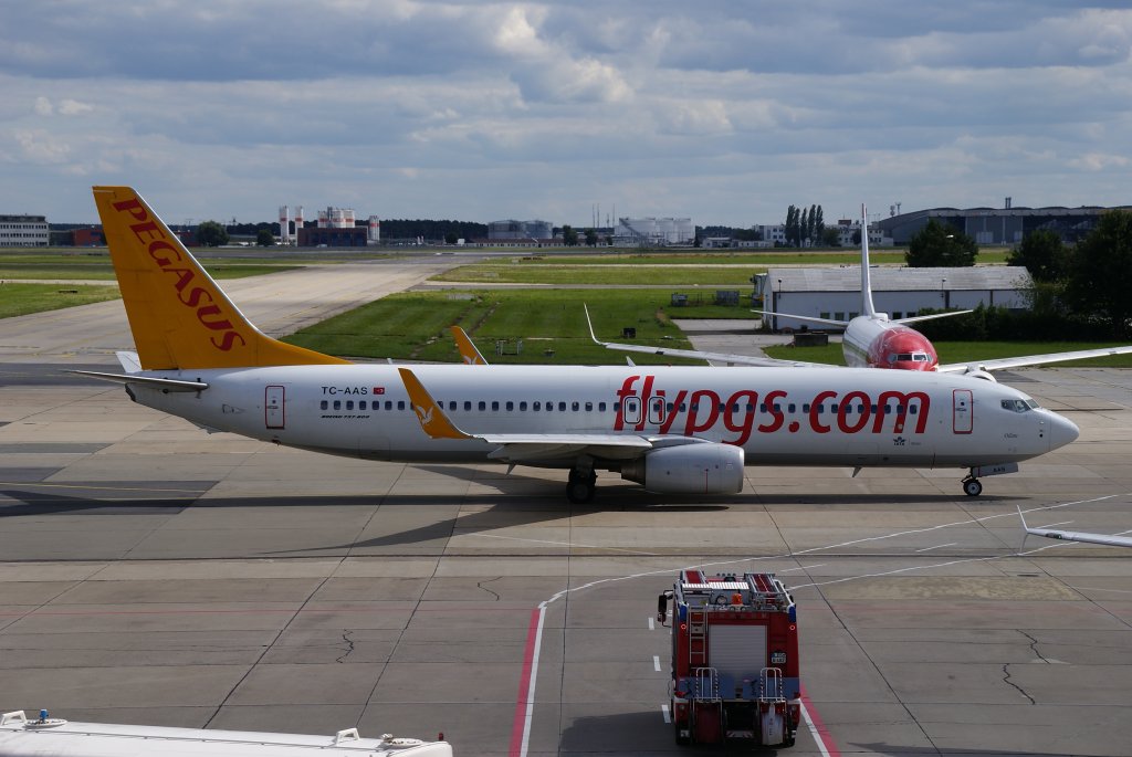 Boeing 737-800WL (TC-AAS) der trkischen Pegasus Airlines rollt zur Startbahn auf dem Flughafen Berlin-Schnefeld am 12.08.2012