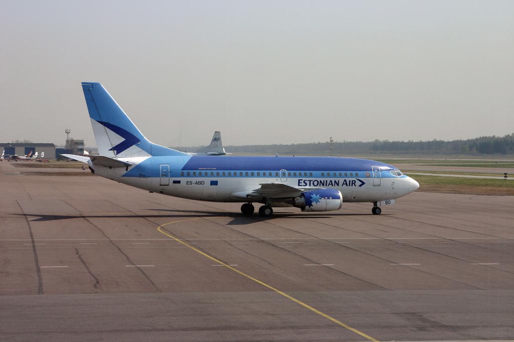 Boeing 737 der Estonian Air auf dem Flugvorfeld in TAllinn der Hauptstadt
Estlands am 5.5.2006.
