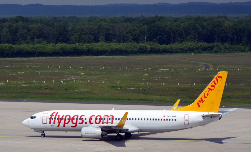 Boeing 737 TC-ADP der Pegasus Airlines rollt am 08.06.13 auf dem Flughafen Kln/Bonn zum Terminal 2.