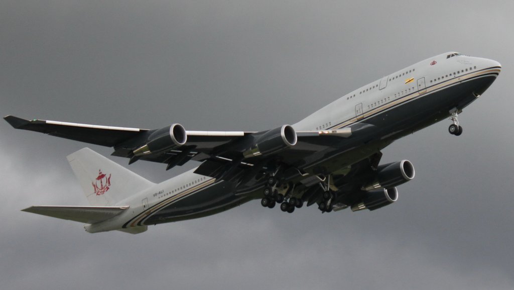 Boeing 747-430 Brunei Sultan's Flight V8-ALI


Das Bild ist leider etwas dunkel geworden, es dauerte keine 2 Minuten und es hat wie aus Eimern geschttet.