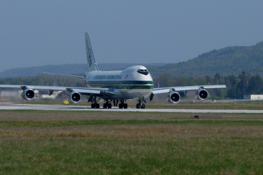 Boeing 747, Frachtmaschine der Evergreen International, auf dem Weg zum Start, auf der Air Base in Ramstein/Pfalz, April 2011