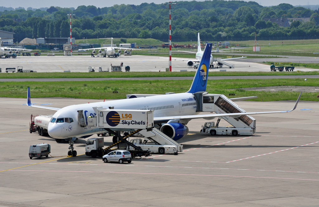 Boeing 757-300 D-ABOA der  Condor  auf dem Vorfeld in Dsseldorf - 07.06.2010
