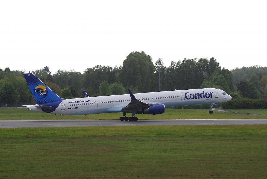 Boeing 757-300 D-ABOB der Condor beim Start in Hamburg Fuhlsbttel am 19.05.10