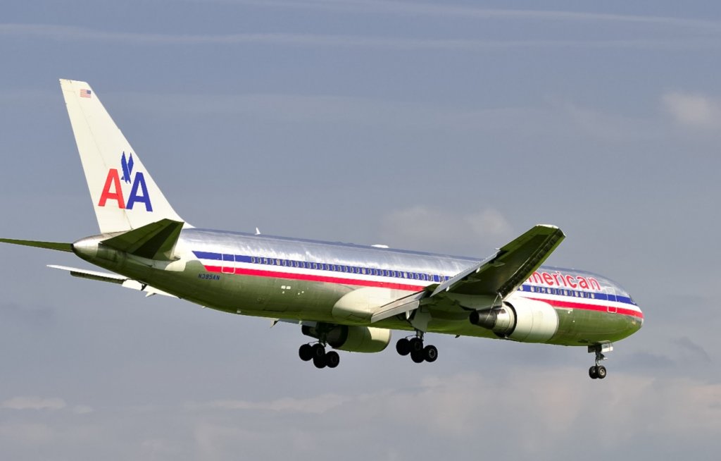 Boeing 767 der AA beim Landeanflug auf den Flughafen Zrich am 21.08.2009