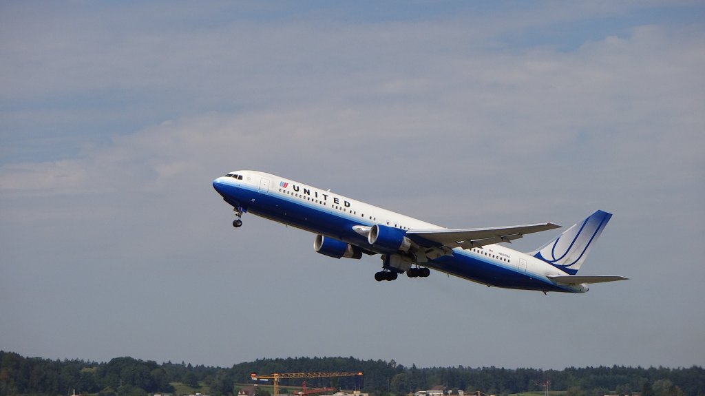 Boeing 767 beim Start nach Newark New York (04.08.2012)