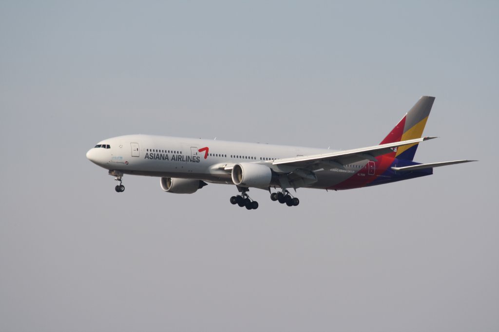 Boeing 777-28E(ER) - HL7596 - Asiana Airlines

im Landeanflug auf Frankfurt/Main am 21. Mrz 2009
